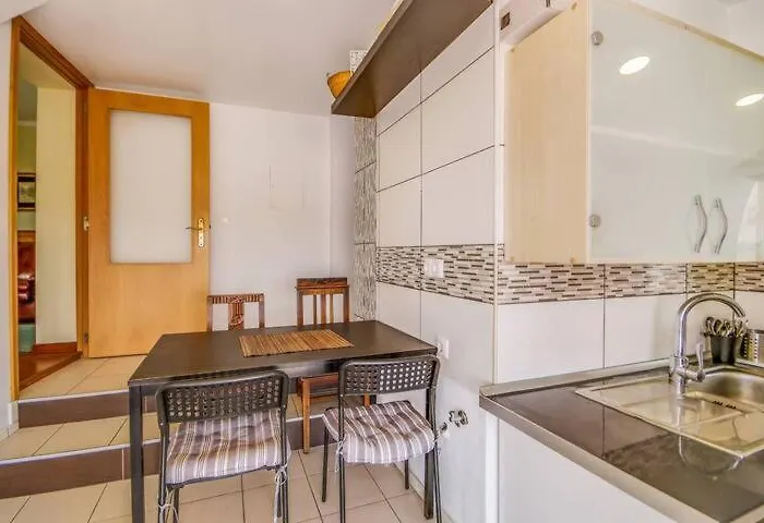 Апартаменти 100 Steps Amazing View *